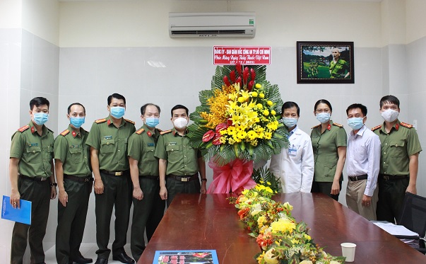 Công an TP Hồ Chí Minh thăm, chúc mừng các đơn vị Y tế - Ảnh minh hoạ 2