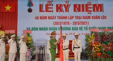 Trại giam Xuân Lộc đón nhận Huân chương Bảo vệ Tổ quốc hạng Nhất