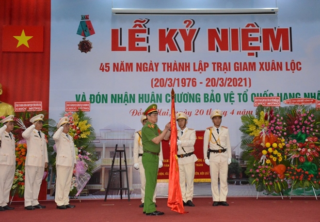 Trại giam Xuân Lộc đón nhận Huân chương Bảo vệ Tổ quốc hạng Nhất