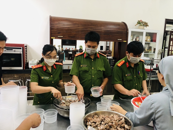 Tuổi trẻ Công an TP Hồ Chí Minh nấu cơm phát cho dân nghèo