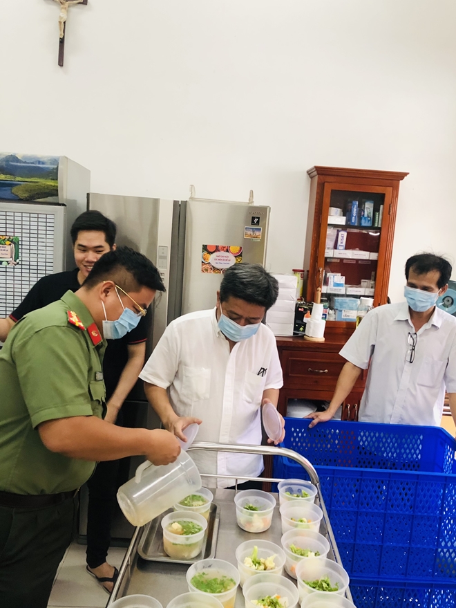 Tuổi trẻ Công an TP Hồ Chí Minh nấu cơm phát cho dân nghèo - Ảnh minh hoạ 3