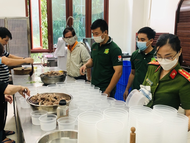 Tuổi trẻ Công an TP Hồ Chí Minh nấu cơm phát cho dân nghèo - Ảnh minh hoạ 2