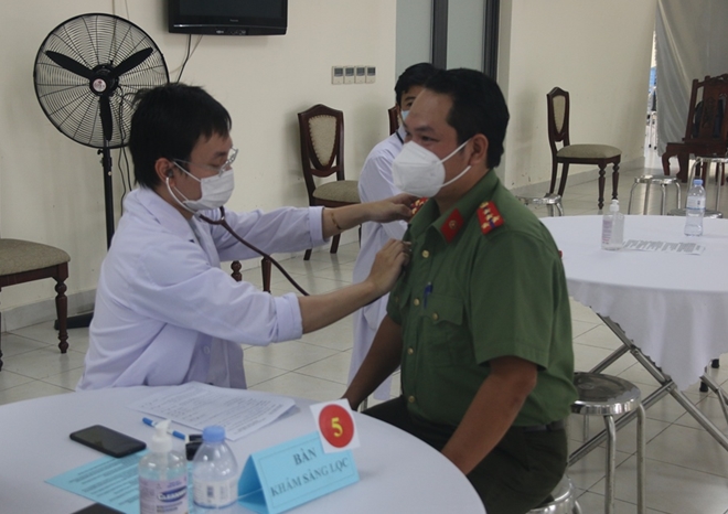 Công an TP Hồ Chí Minh tiêm vaccine ngừa COVID-19 cho CBCS - Ảnh minh hoạ 2