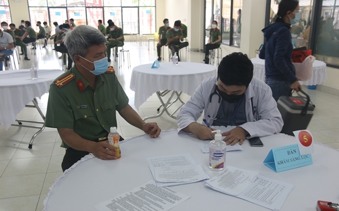 Công an TP Hồ Chí Minh tiêm vaccine ngừa COVID-19 cho CBCS