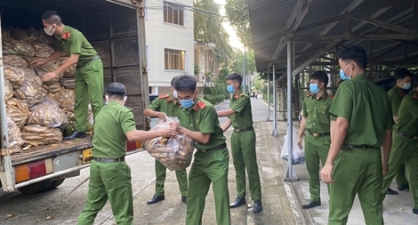 Công an tỉnh Đắk Nông ủng hộ 12 tấn nông sản cho TP Hồ Chí Minh