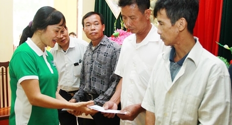 Trao tặng 400 triệu đồng cho người dân vùng lũ tại Hà Nội