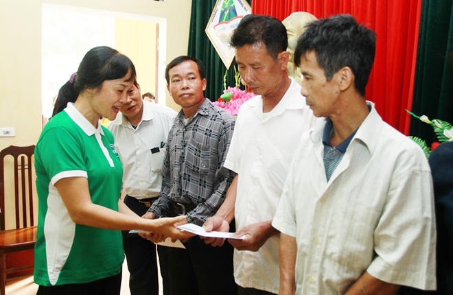 Trao tặng 400 triệu đồng cho người dân vùng lũ tại Hà Nội