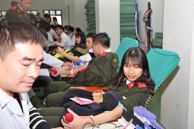 600 cán bộ, học viên Trường Cao đẳng ANND I hiến máu tình nguyện - Ảnh minh hoạ 2