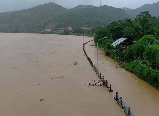 Công an dầm mưa giúp dân vượt lũ ở miền Tây xứ Nghệ
