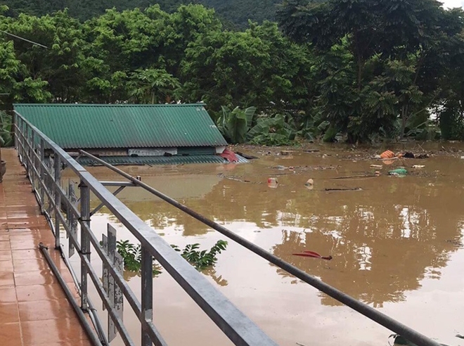 Công an dầm mưa giúp dân vượt lũ ở miền Tây xứ Nghệ - Ảnh minh hoạ 2