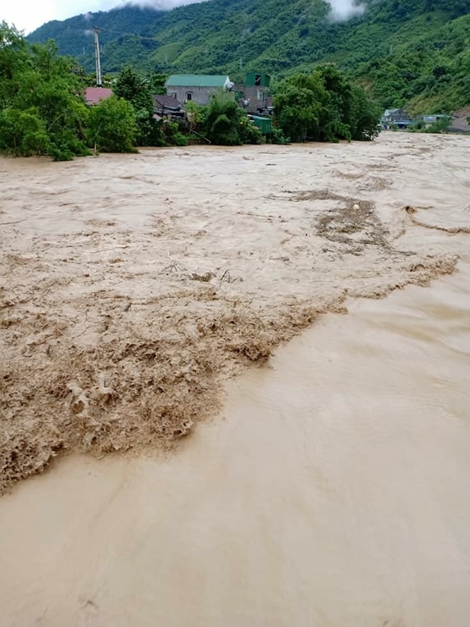 Công an dầm mưa giúp dân vượt lũ ở miền Tây xứ Nghệ - Ảnh minh hoạ 10