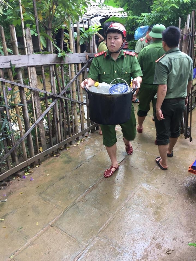 Công an dầm mưa giúp dân vượt lũ ở miền Tây xứ Nghệ - Ảnh minh hoạ 5