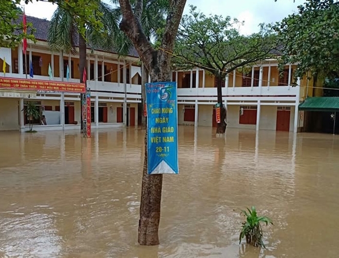 Công an dầm mưa giúp dân vượt lũ ở miền Tây xứ Nghệ - Ảnh minh hoạ 11
