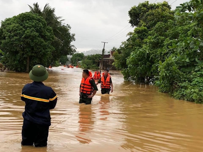 Công an dầm mưa giúp dân vượt lũ ở miền Tây xứ Nghệ - Ảnh minh hoạ 7