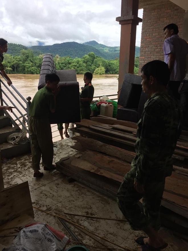 Công an dầm mưa giúp dân vượt lũ ở miền Tây xứ Nghệ - Ảnh minh hoạ 6