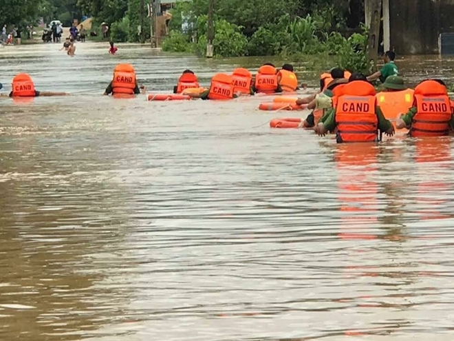 Công an dầm mưa giúp dân vượt lũ ở miền Tây xứ Nghệ - Ảnh minh hoạ 8