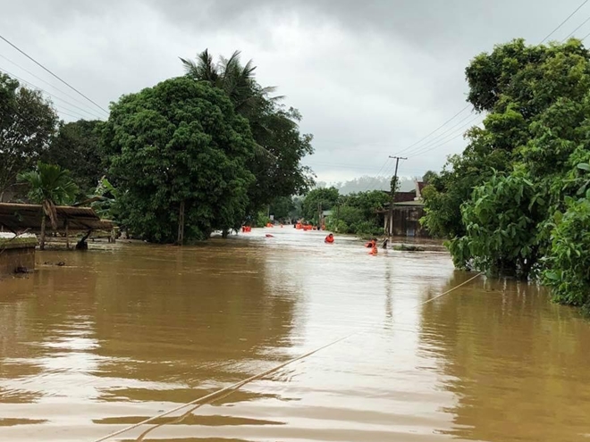 Công an dầm mưa giúp dân vượt lũ ở miền Tây xứ Nghệ - Ảnh minh hoạ 9