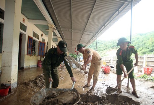 Lực lượng Công an giúp vệ sinh trường học bị ngập trong 1m bùn