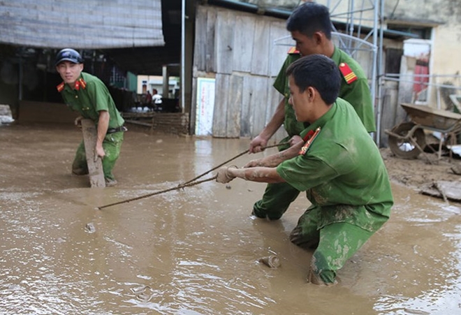 Lực lượng Công an giúp vệ sinh trường học bị ngập trong 1m bùn - Ảnh minh hoạ 3