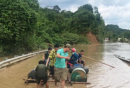 Công an Nghệ An giúp dân sửa chữa nhà cửa sau mưa lũ - Ảnh minh hoạ 3