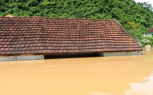 Công an Nghệ An giúp dân sửa chữa nhà cửa sau mưa lũ