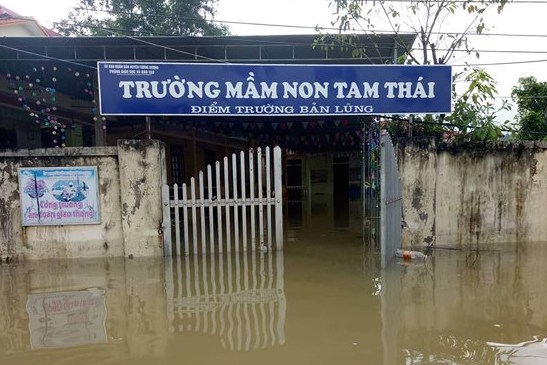 Công an Nghệ An giúp dân sửa chữa nhà cửa sau mưa lũ - Ảnh minh hoạ 2
