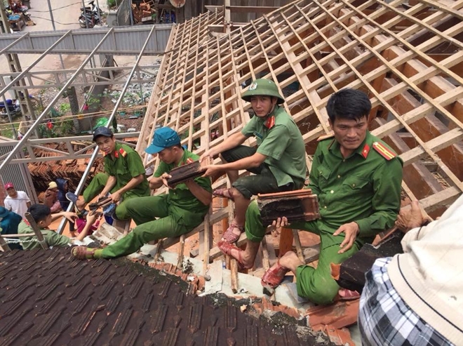 Công an Nghệ An giúp dân sửa chữa nhà cửa sau mưa lũ - Ảnh minh hoạ 6