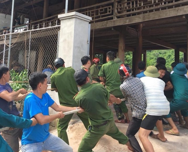 Công an Nghệ An giúp dân sửa chữa nhà cửa sau mưa lũ - Ảnh minh hoạ 7