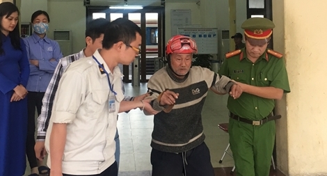 Đồn Công an đường sắt ga Hà Nội giúp đỡ cụ ông lạc giữa sân ga
