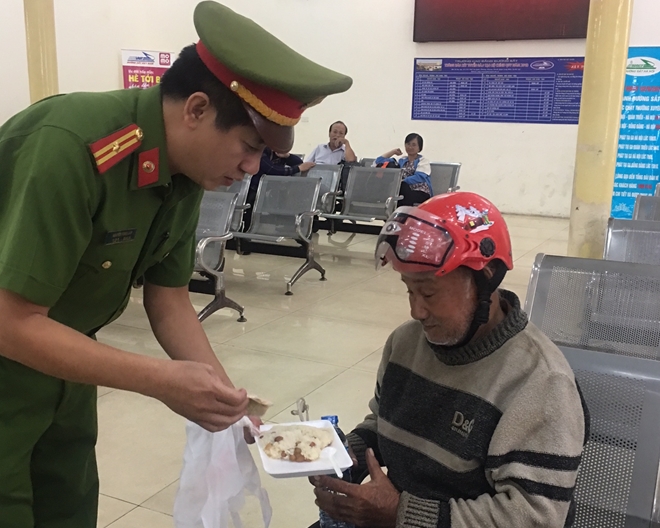 Đồn Công an đường sắt ga Hà Nội giúp đỡ cụ ông lạc giữa sân ga