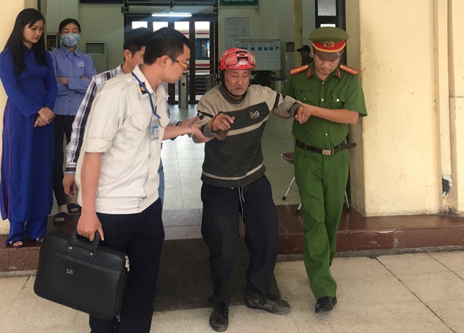 Đồn Công an đường sắt ga Hà Nội giúp đỡ cụ ông lạc giữa sân ga - Ảnh minh hoạ 2