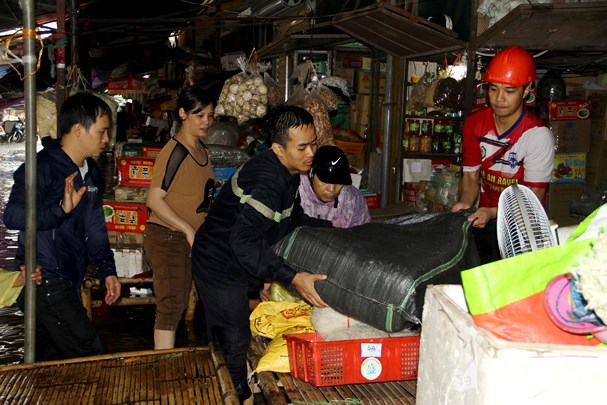 Công an TP Vinh dầm mình trong mưa rét giúp dân trên các tuyến đường ngập - Ảnh minh hoạ 8