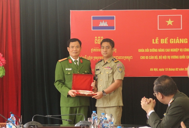 Bế giảng lớp bồi dưỡng nghiệp vụ thú y cho các cán bộ Bộ Nội vụ Vương quốc Campuchia - Ảnh minh hoạ 2