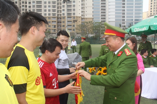 Bộ Tư lệnh CSCĐ thi đấu bóng đá chào mừng ngày truyền thống - Ảnh minh hoạ 2
