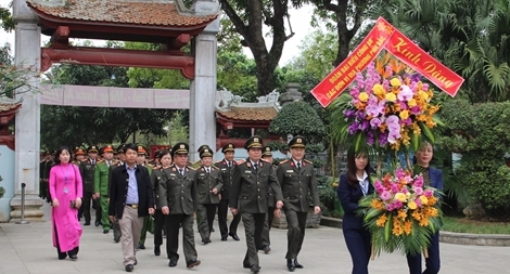 Dâng hương tưởng niệm Chủ tịch Hồ Chí Minh