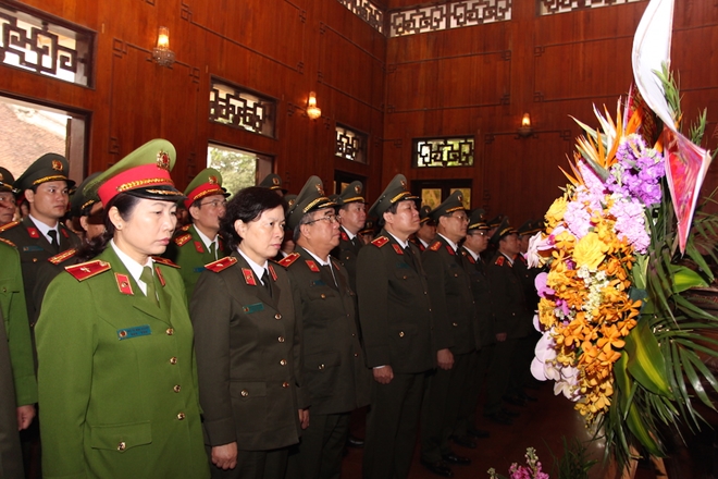 Dâng hương tưởng niệm Chủ tịch Hồ Chí Minh - Ảnh minh hoạ 2