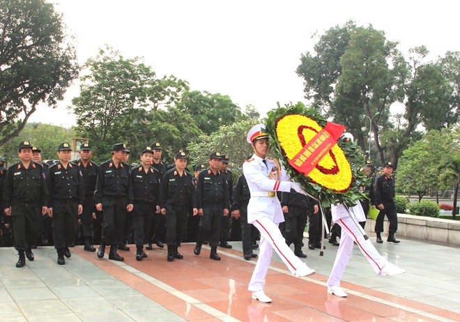 Bộ Tư lệnh Cảnh sát cơ động báo công dâng Bác