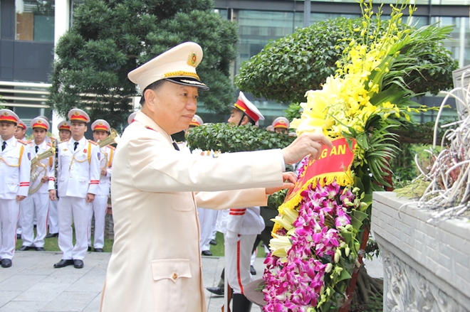 Đoàn đại biểu Đảng uỷ Công an Trung ương dâng hương tưởng niệm Chủ tịch Hồ Chí Minh - Ảnh minh hoạ 3