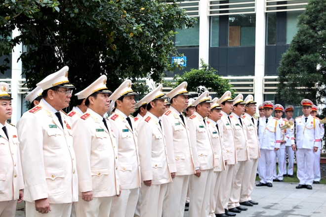 Đoàn đại biểu Đảng uỷ Công an Trung ương dâng hương tưởng niệm Chủ tịch Hồ Chí Minh