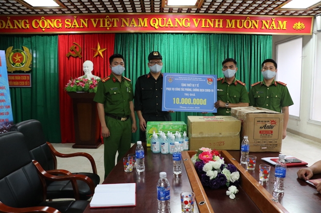 Trung đoàn CSCĐ Bắc Trung Bộ tặng thiết bị y tế trị giá 100 triệu đồng - Ảnh minh hoạ 2