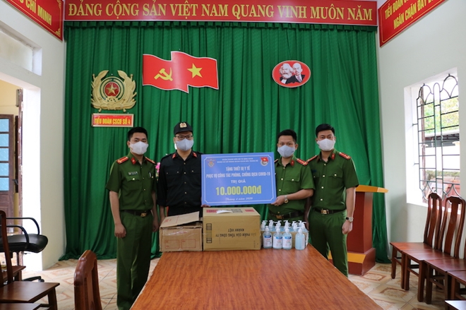 Trung đoàn CSCĐ Bắc Trung Bộ tặng thiết bị y tế trị giá 100 triệu đồng
