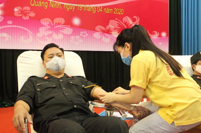 Trung đoàn CSCĐ Đông Bắc hiến máu tình nguyện và trao tặng 40 triệu đồng chống dịch - Ảnh minh hoạ 4