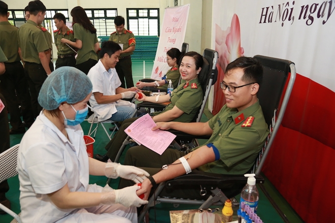 250 CBCS và học viên Cao đẳng ANND I tham gia hiến máu - Ảnh minh hoạ 4