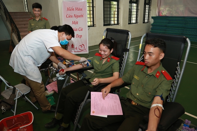 250 CBCS và học viên Cao đẳng ANND I tham gia hiến máu - Ảnh minh hoạ 6