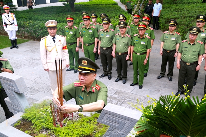 Đảng ủy Công an Trung ương, Bộ Công an dâng hương tưởng niệm Chủ tịch Hồ Chí Minh - Ảnh minh hoạ 2