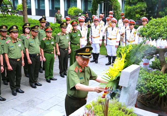 Đảng ủy Công an Trung ương, Bộ Công an dâng hương tưởng niệm Chủ tịch Hồ Chí Minh - Ảnh minh hoạ 3