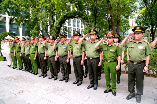 Đảng ủy Công an Trung ương, Bộ Công an dâng hương tưởng niệm Chủ tịch Hồ Chí Minh - Ảnh minh hoạ 4