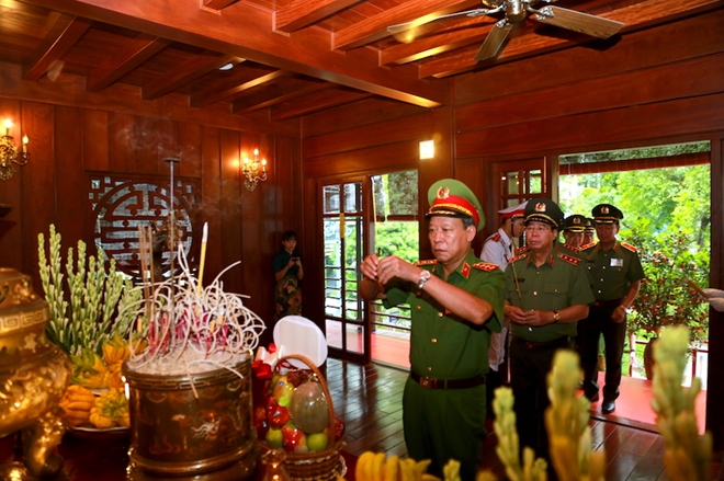 Đảng ủy Công an Trung ương, Bộ Công an dâng hương tưởng niệm Chủ tịch Hồ Chí Minh - Ảnh minh hoạ 6