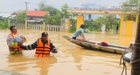 Trung đoàn CSCĐ Trung Bộ giúp người dân phòng chống lũ lụt