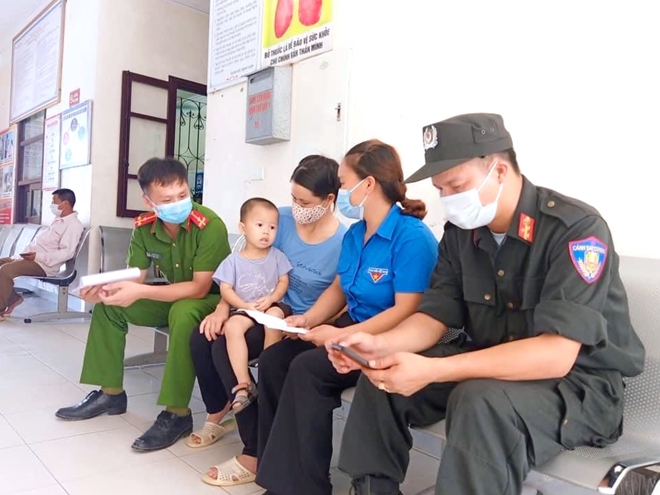 Hai Thượng úy Công an hiến máu cứu bệnh nhi ở tâm dịch Bắc Giang